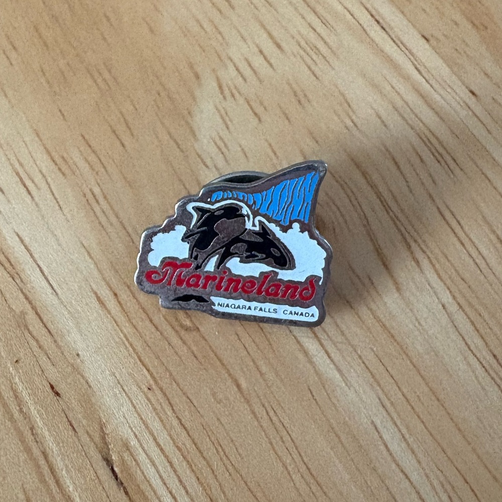 Marineland Niagara Falls Canada lapel pin